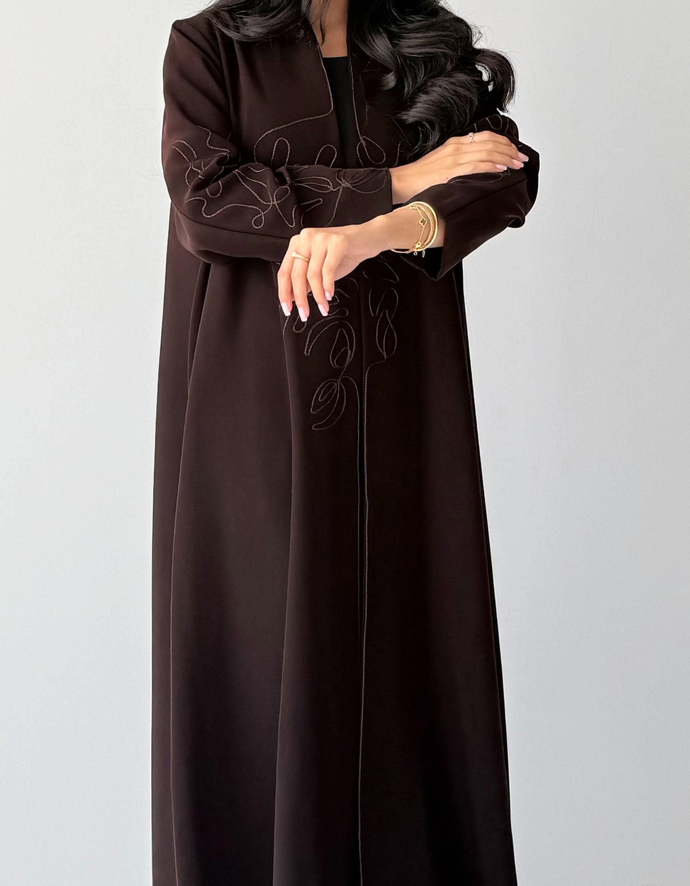 عباية صيفية كريب بتطريز بني أنيق