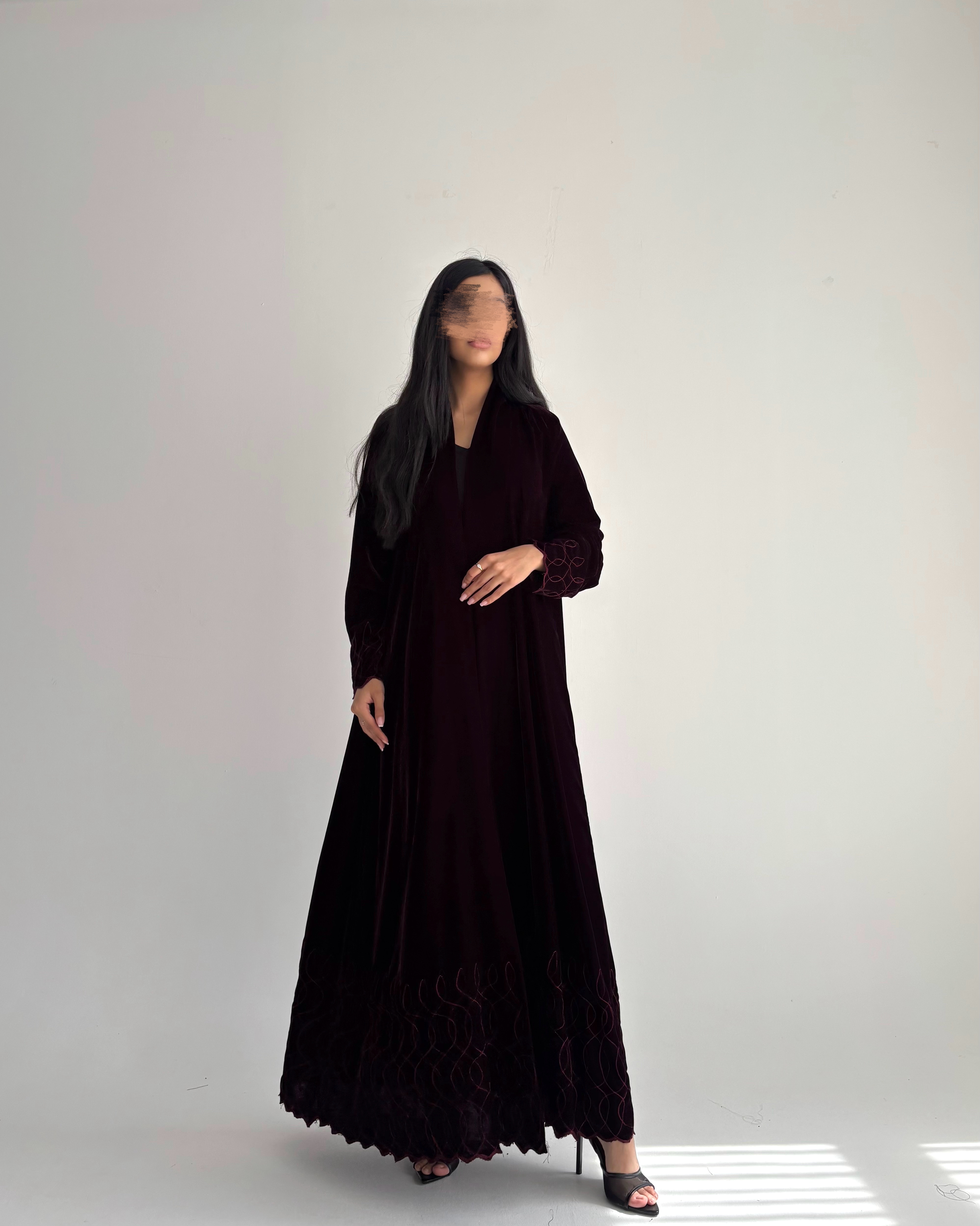 عباية شتوية مخمل بتطريز عنابي – لون عنابي