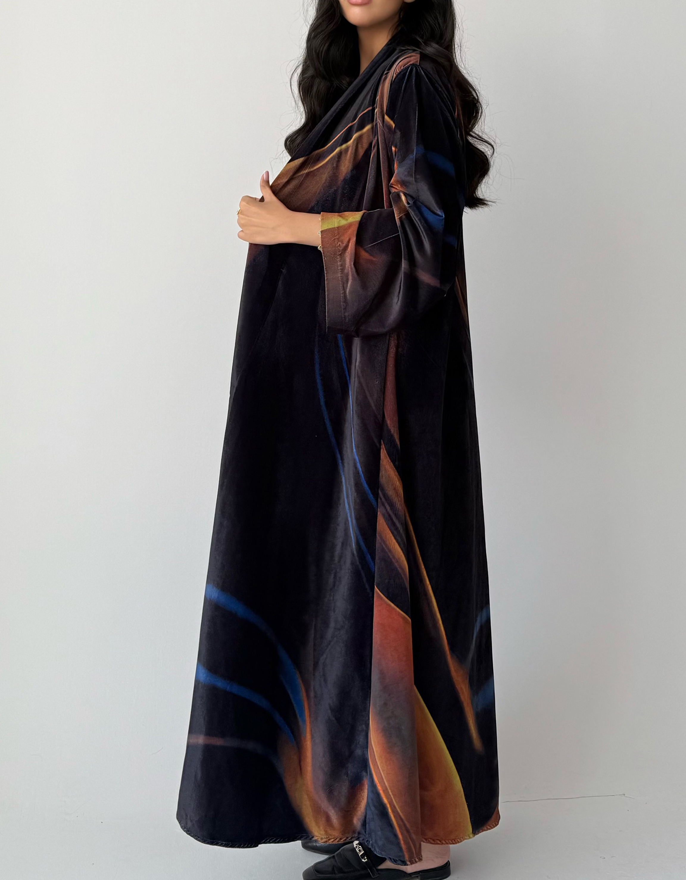 عباية شتوية مخمل بطباعة أنيقة – موديل R46