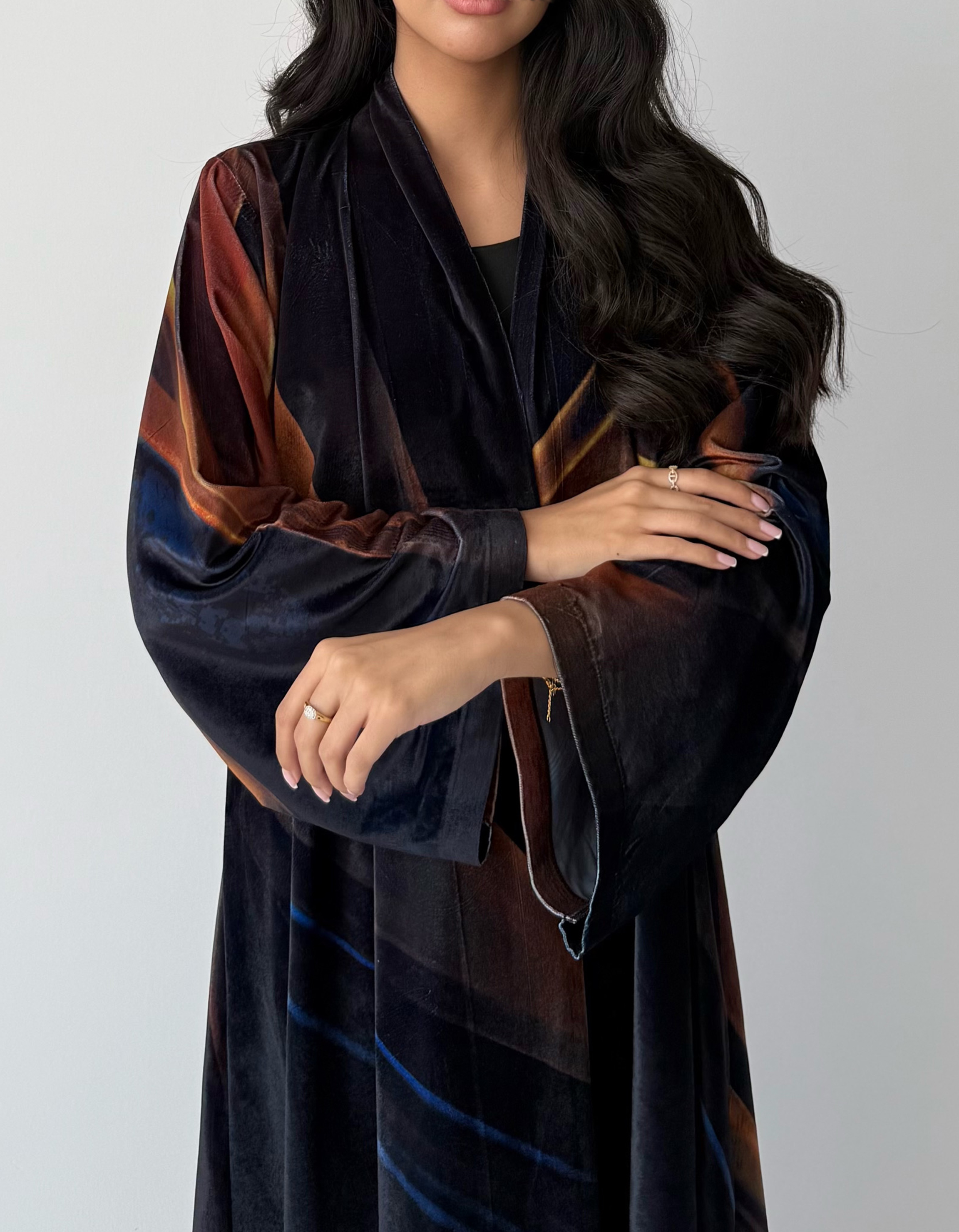 عباية شتوية مخمل بطباعة أنيقة – موديل R46