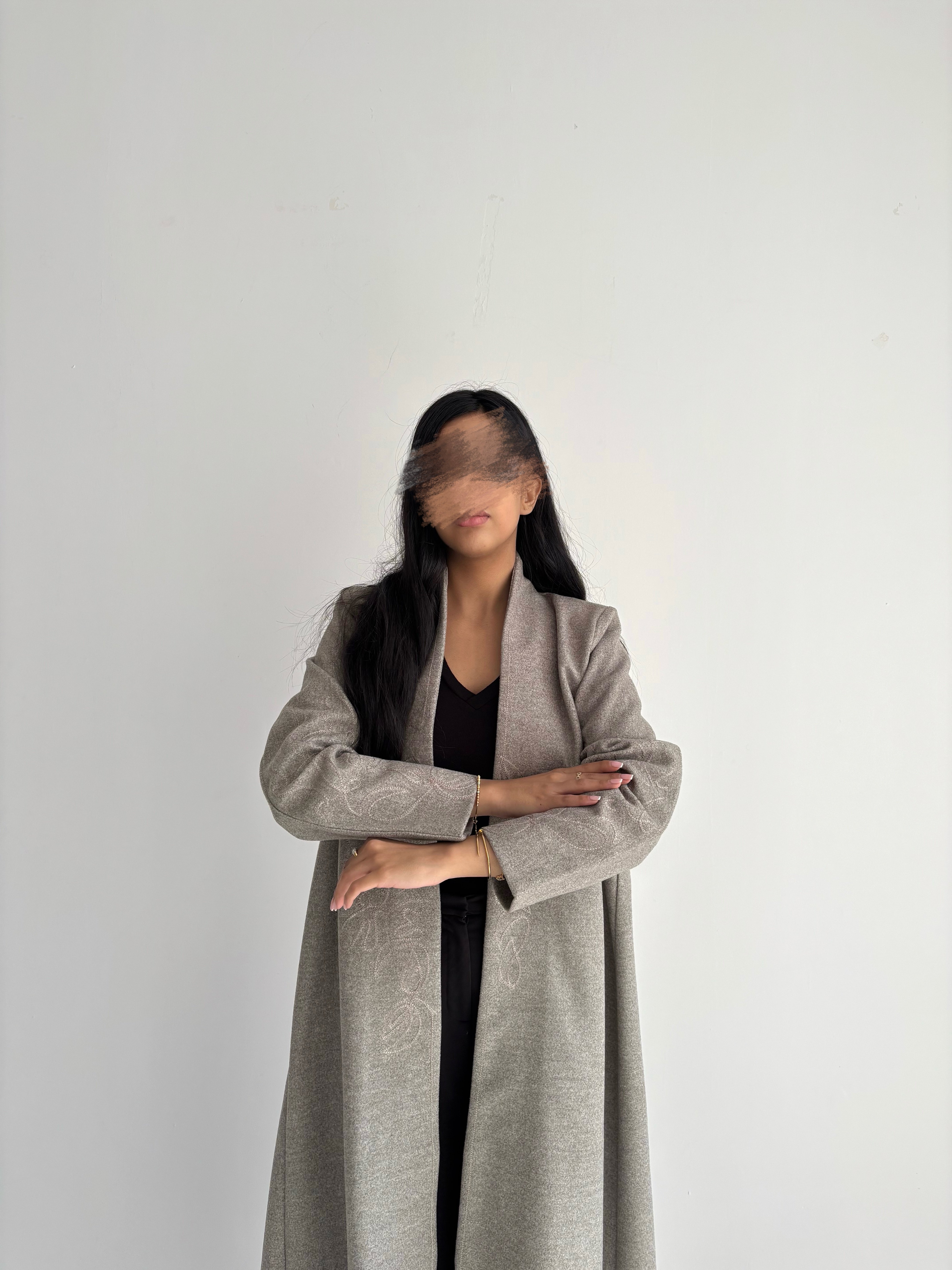 عباية شتوية جوخ مع تطريز بنفس اللون – لون ترابي