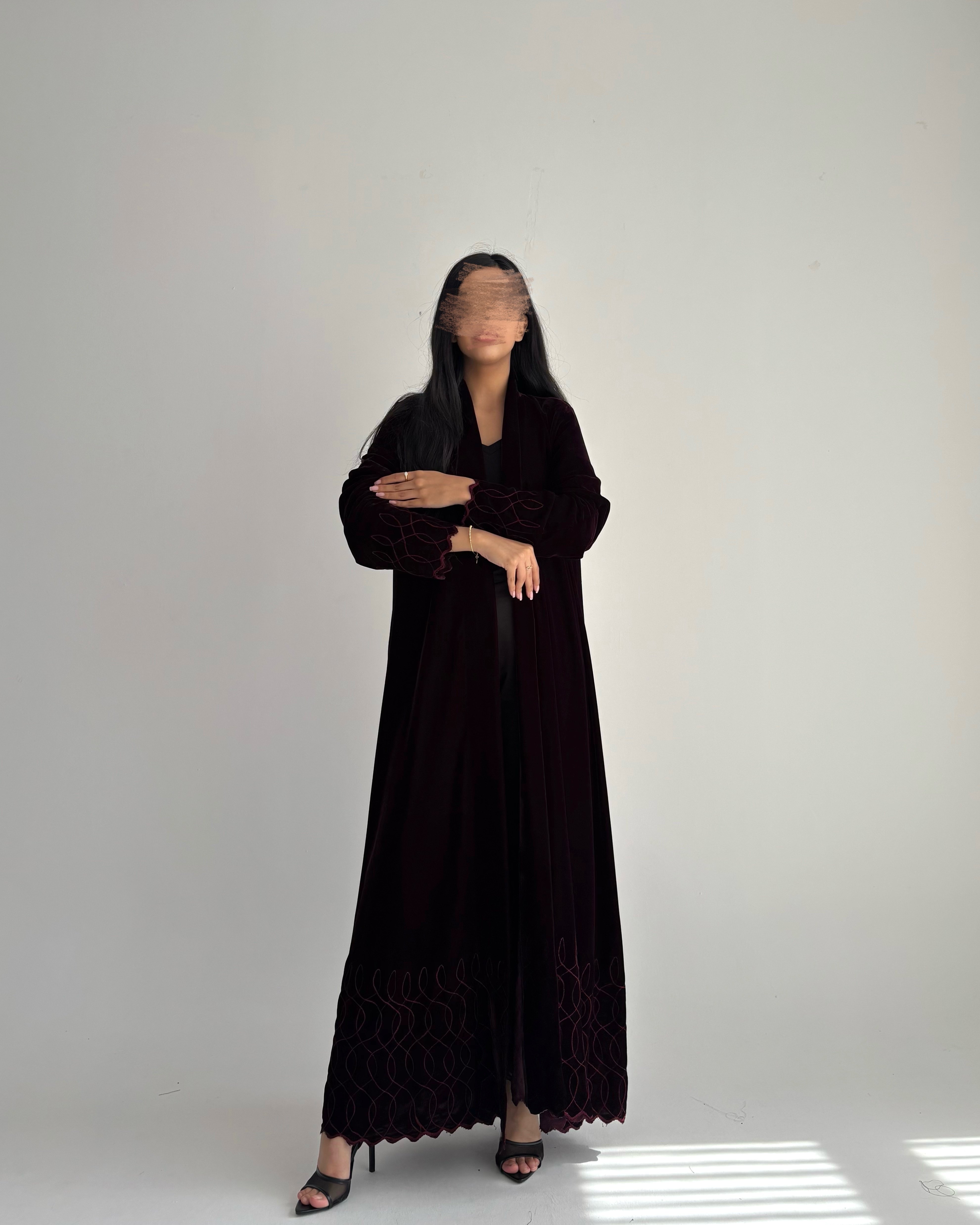 عباية شتوية مخمل بتطريز عنابي – لون عنابي