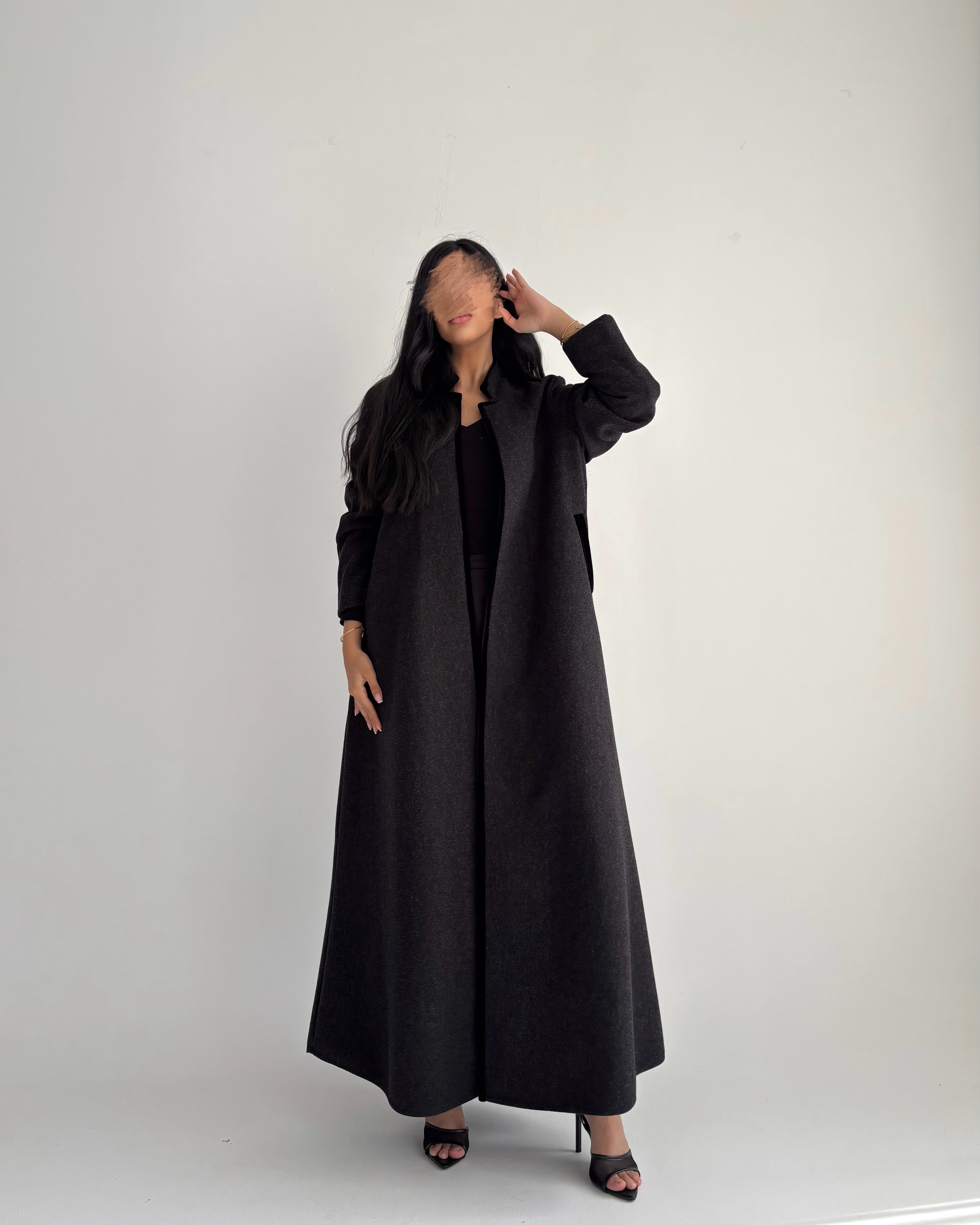 عباية شتوية جوخ بقيطان مخمل مع جيوب – لون أسود