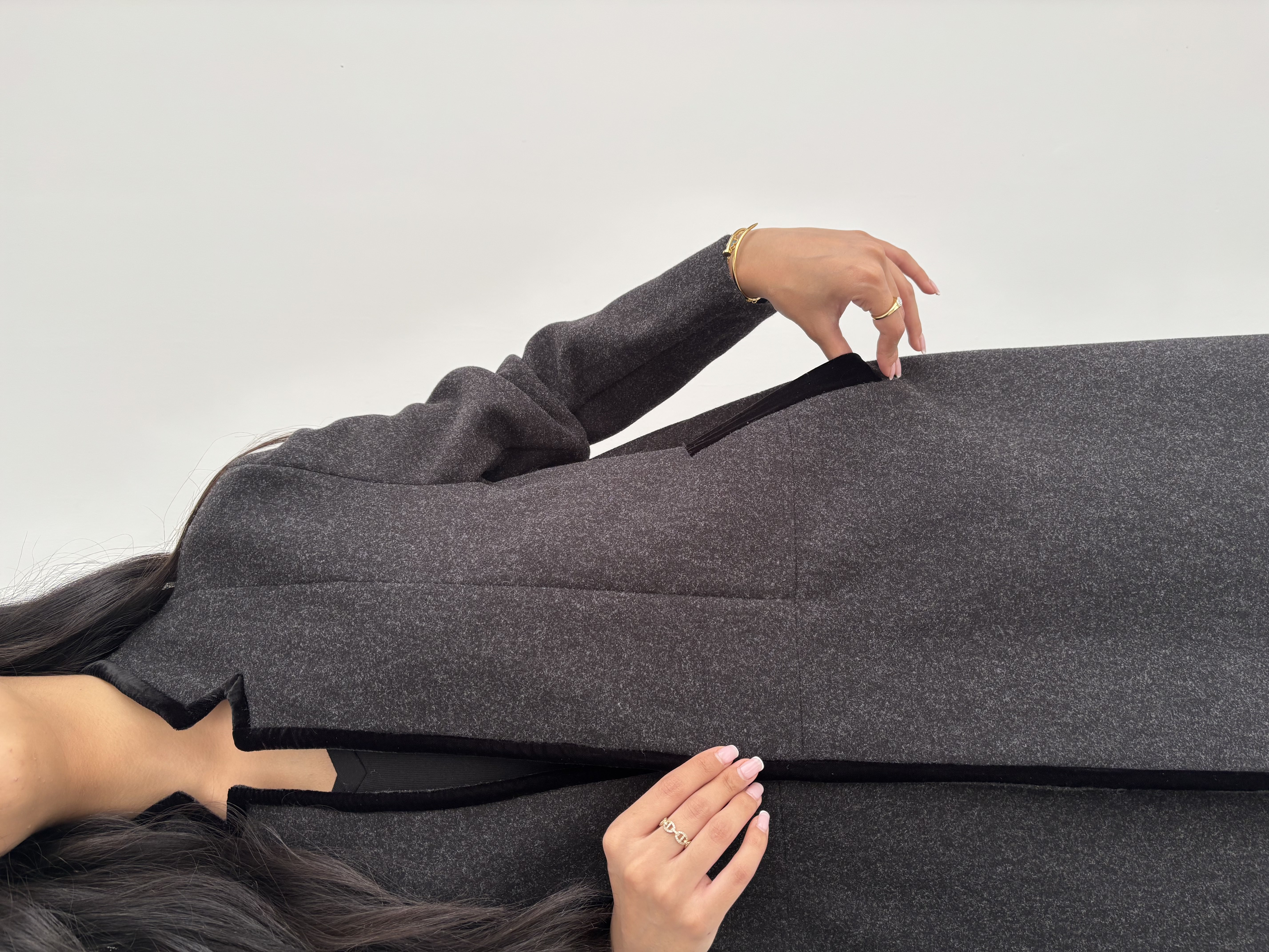 عباية شتوية جوخ بقيطان مخمل مع جيوب – لون أسود