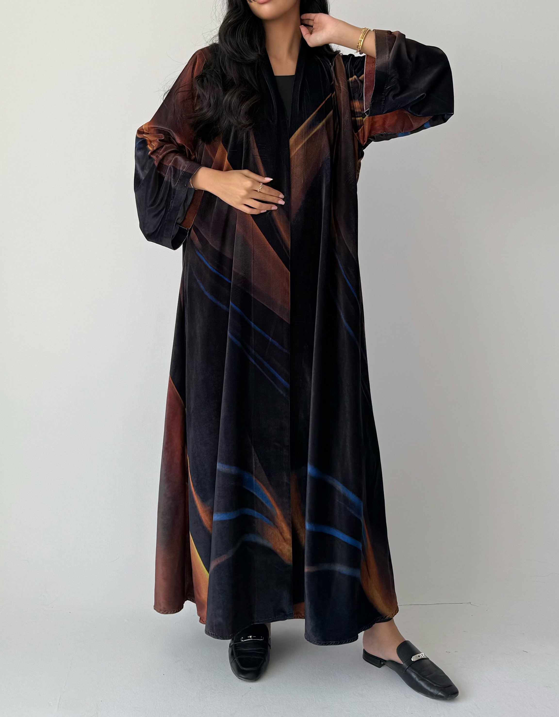 عباية شتوية مخمل بطباعة أنيقة – موديل R46