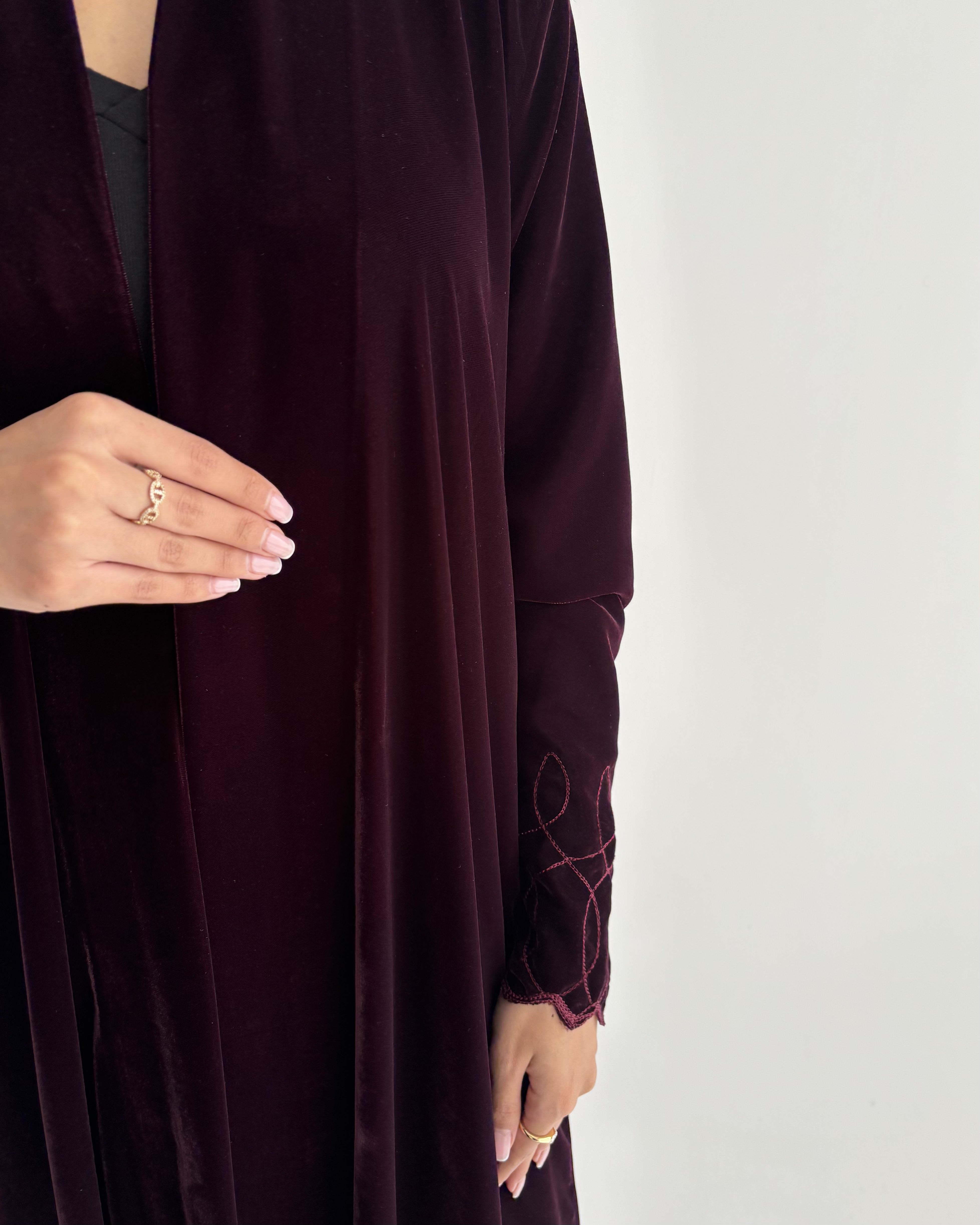 عباية شتوية مخمل بتطريز عنابي – لون عنابي