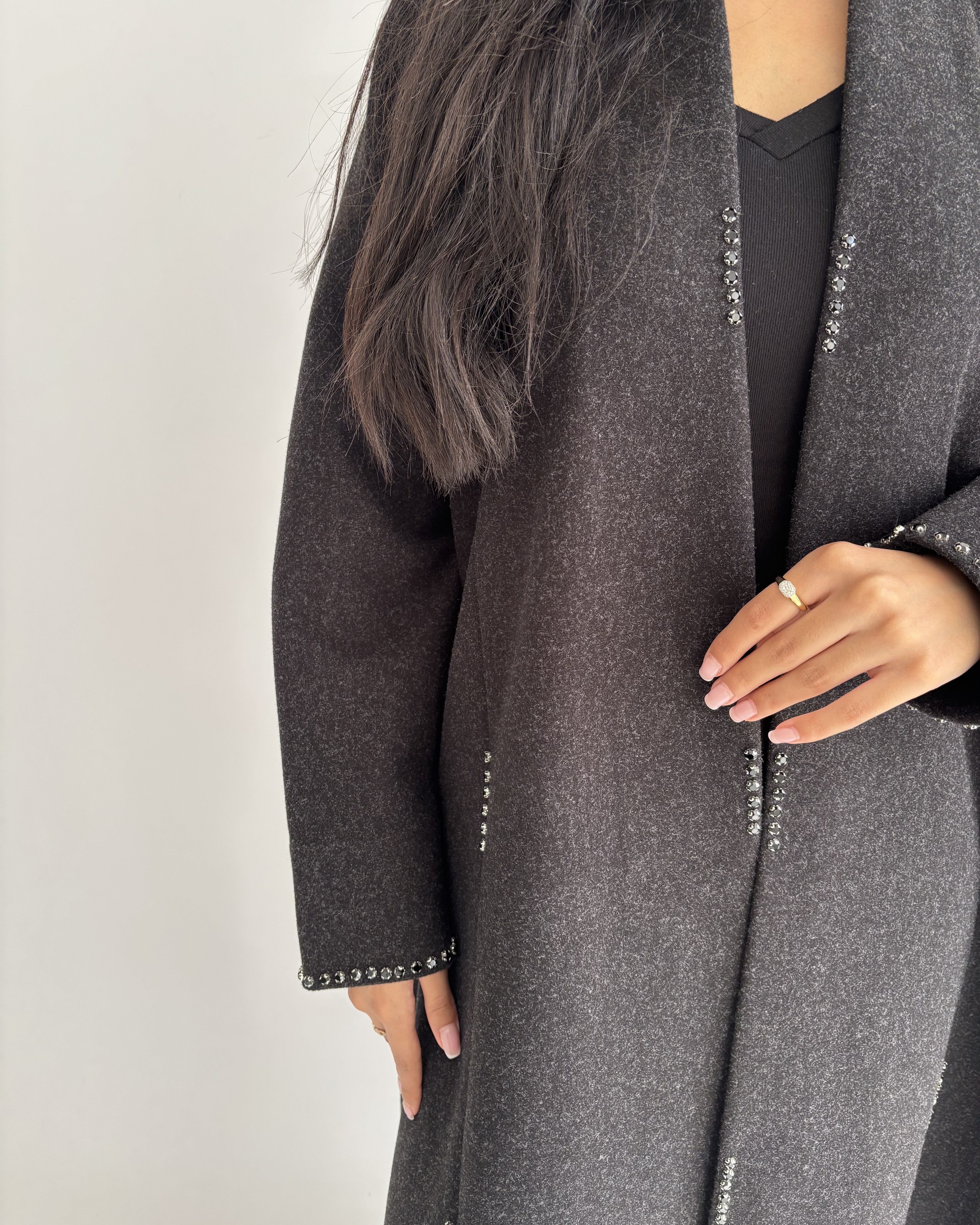 عباية شتوية جوخ بفصوص لولو – لون بني