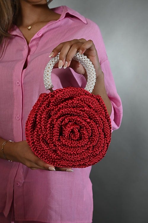 شنطة يد باللون الوردي المحمر