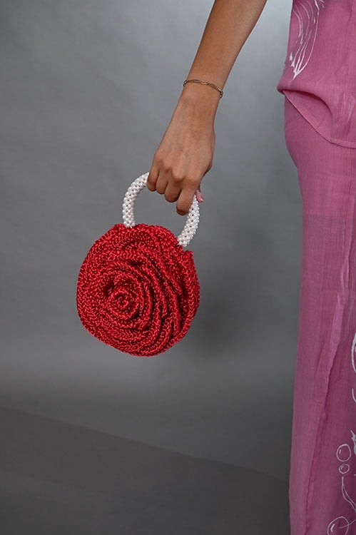 شنطة يد باللون الوردي المحمر