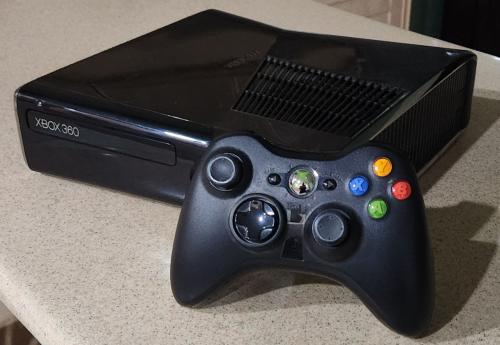 XBOX 360 قمة النظافة مع جميع الملحقات (مستعمل بحال...