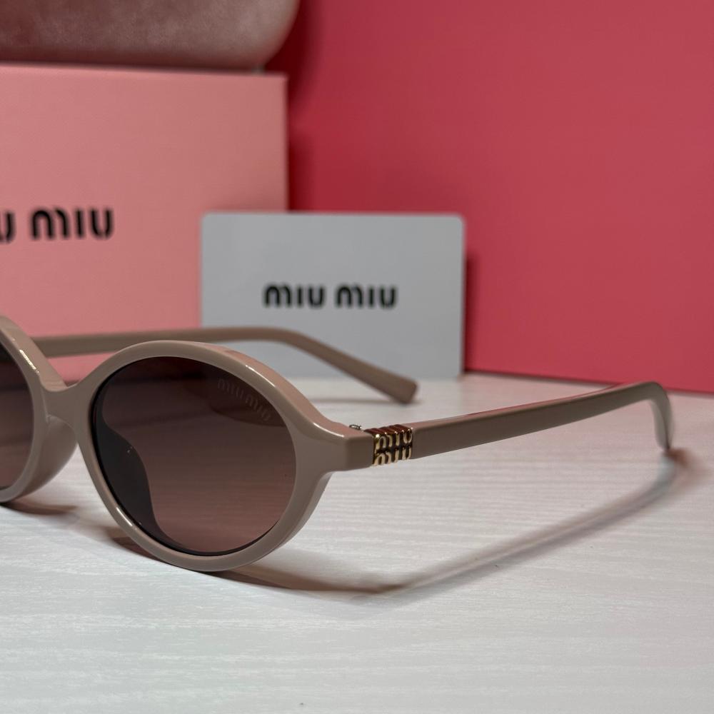 نظارة ميو ميو بعدسة دائرية باللون الوردي