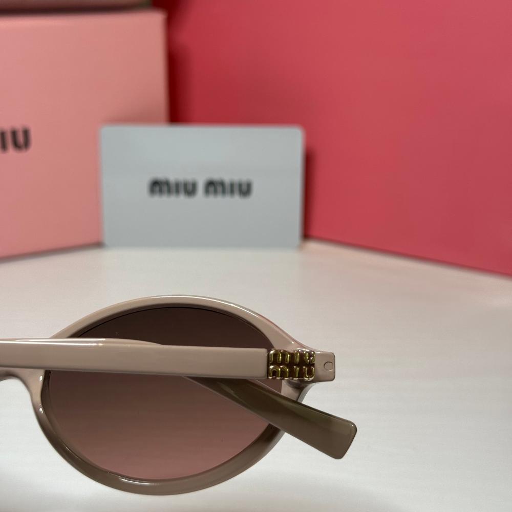 نظارة ميو ميو بعدسة دائرية باللون الوردي