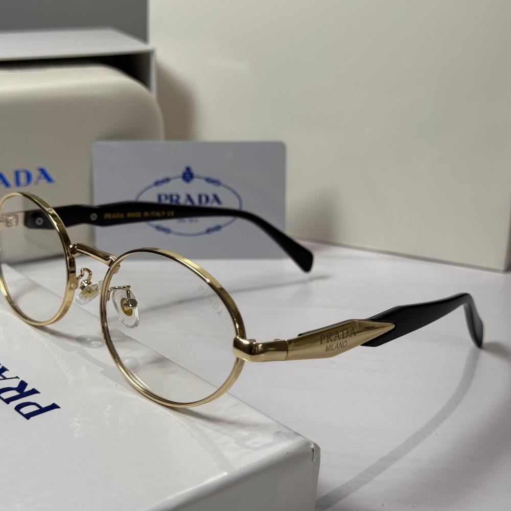 نظارة برادا بعدسة شفافه وذراع اسود وذهبي