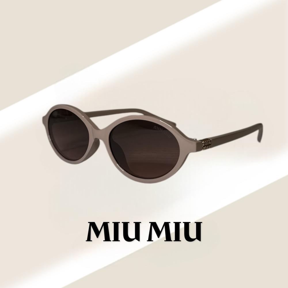 نظارة ميو ميو بعدسة دائرية باللون الوردي