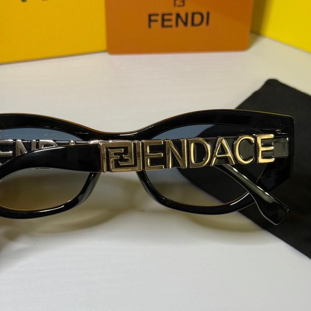 نظارة فندي بشعار ذهبي بارز