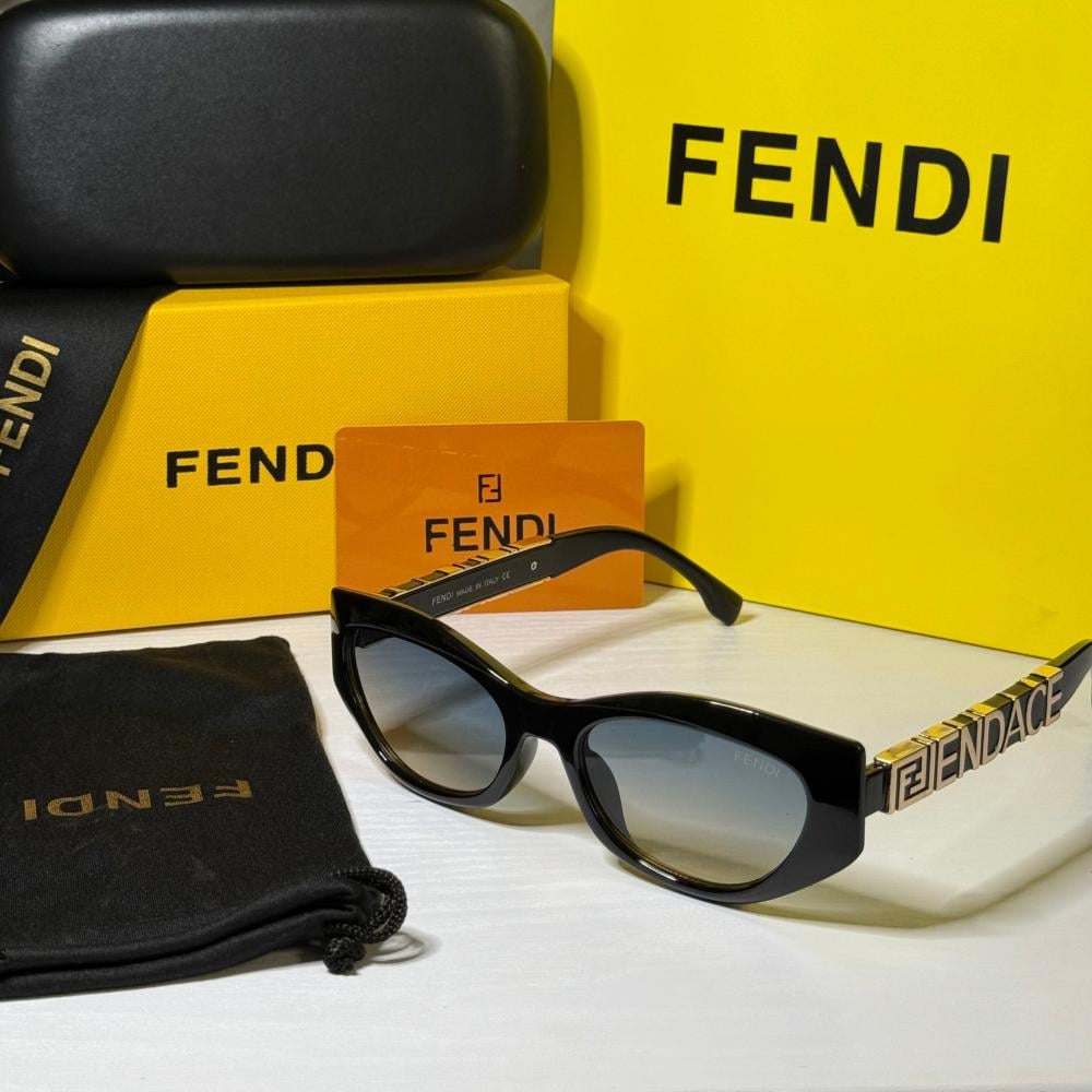 نظارة فندي بشعار ذهبي بارز