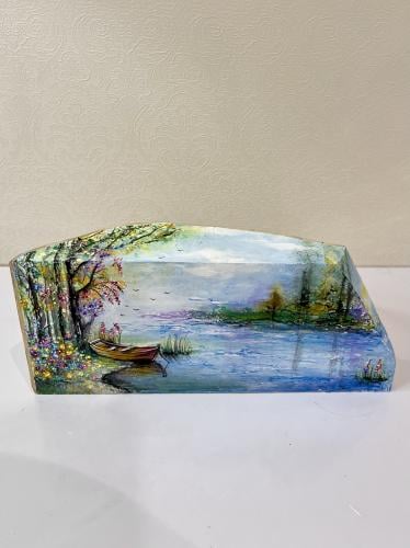 رسم يدوي على جذع خشبي
