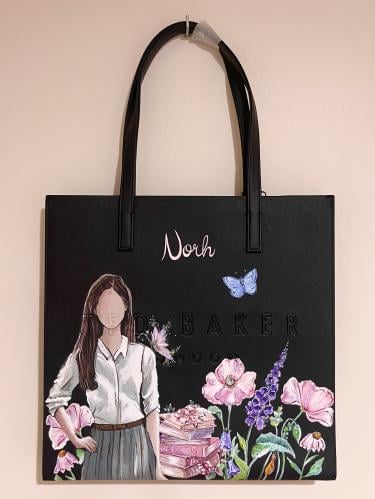 رسم يدوي على حقيبة تيد بيكر