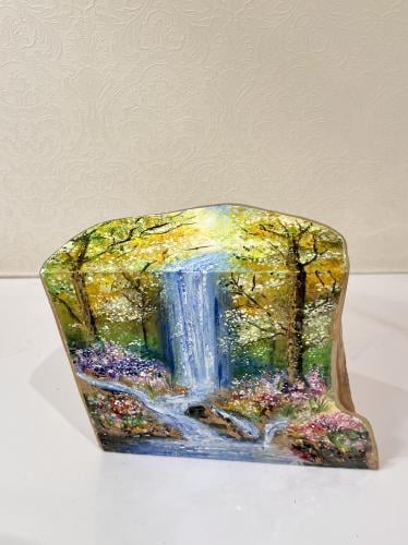 رسم يدوي على جذع خشبي
