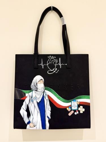 رسم يدوي على حقيبة تيد بيكر