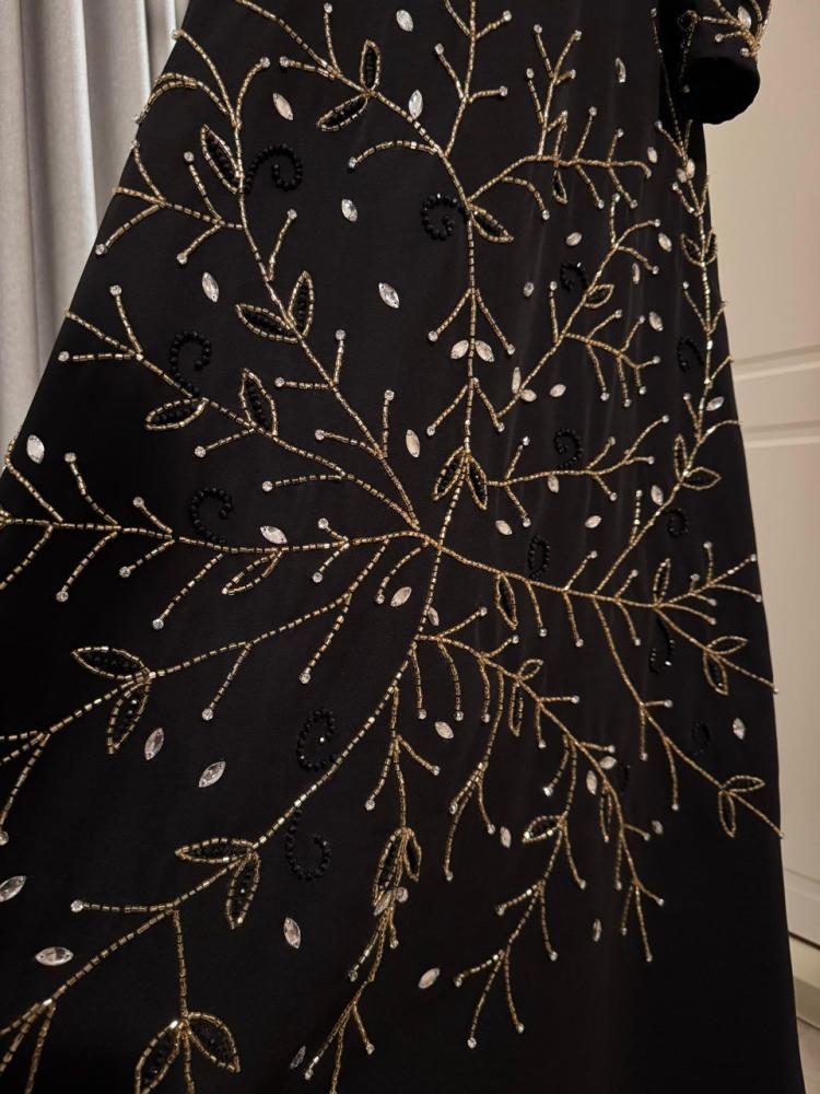 فستان باللون الاسود المطرز بالذهبي الفخم