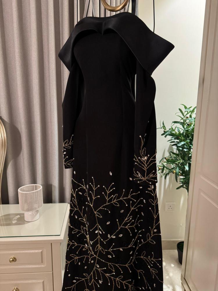 فستان باللون الاسود المطرز بالذهبي الفخم