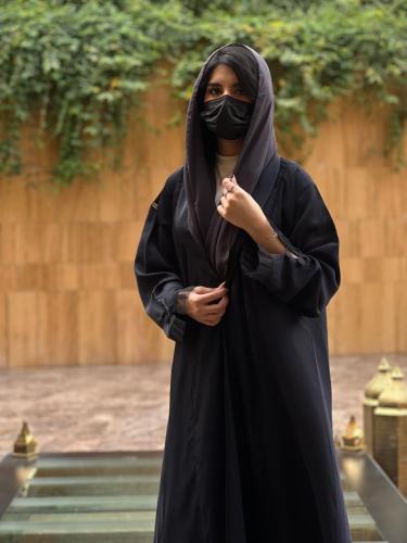 عباية عملية كريب بقصات طويله و رفلز انيقة على الاك...