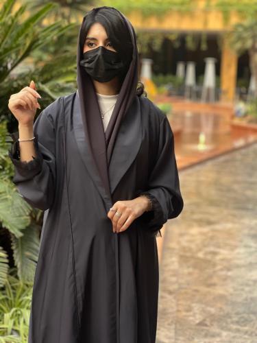 عباية عملية كريب بقصات طويله و رفلز انيقة على الاك...