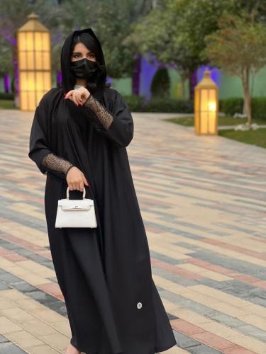 عباية مناسبات سوداء فخمة تفته بأكمام تل مشغولة باح...