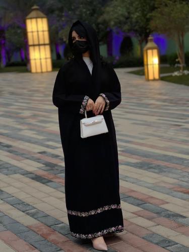 عباية كريب بتطريز فلورز ملون بالوان زاهيه مع الطرح...