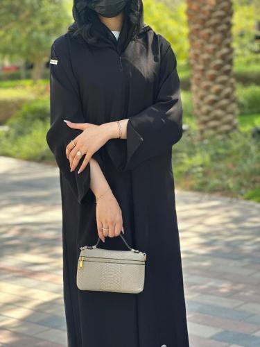 عباية كريب سوداء عملية بكسرة من الخلف وفتحه على ال...