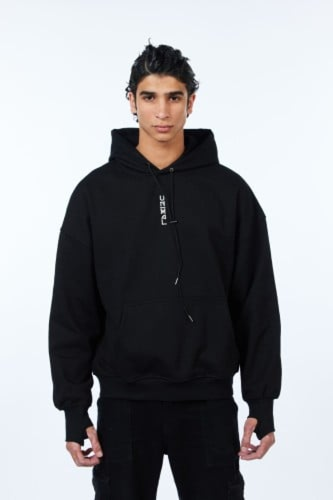 الهودي الأسود: دليل شامل لاختيار هودي يجمع بين الجودة والأناقة في إطلالاتك اليومية