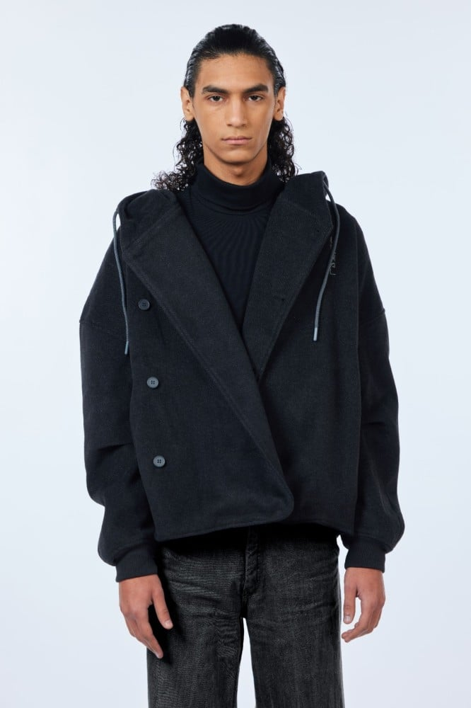 أجمل إطلالات شتوية بالهودي: ستايلات رجالي ونسائي لعام 2026