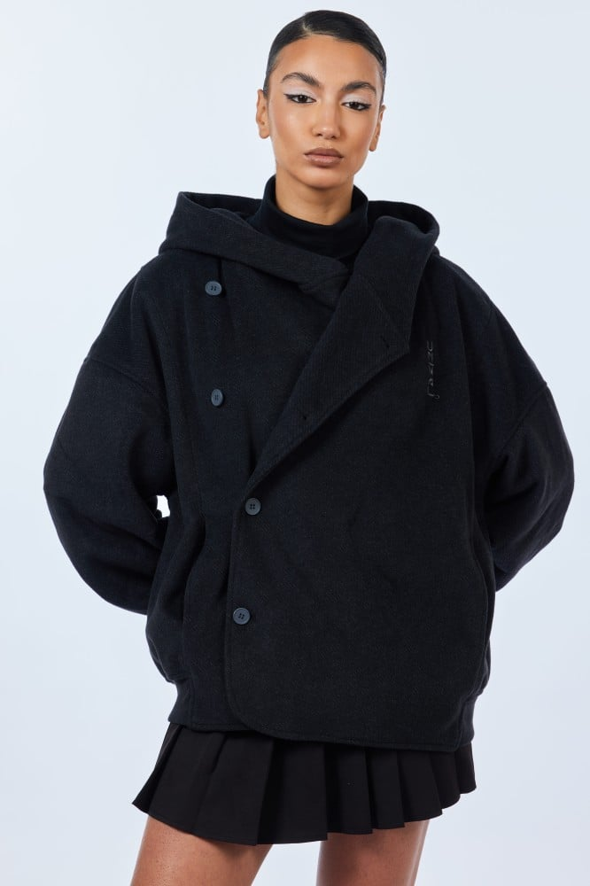 الجاكيت الهودي: دليل شامل لاختيار القطعة المثالية لإطلالتك اليومية