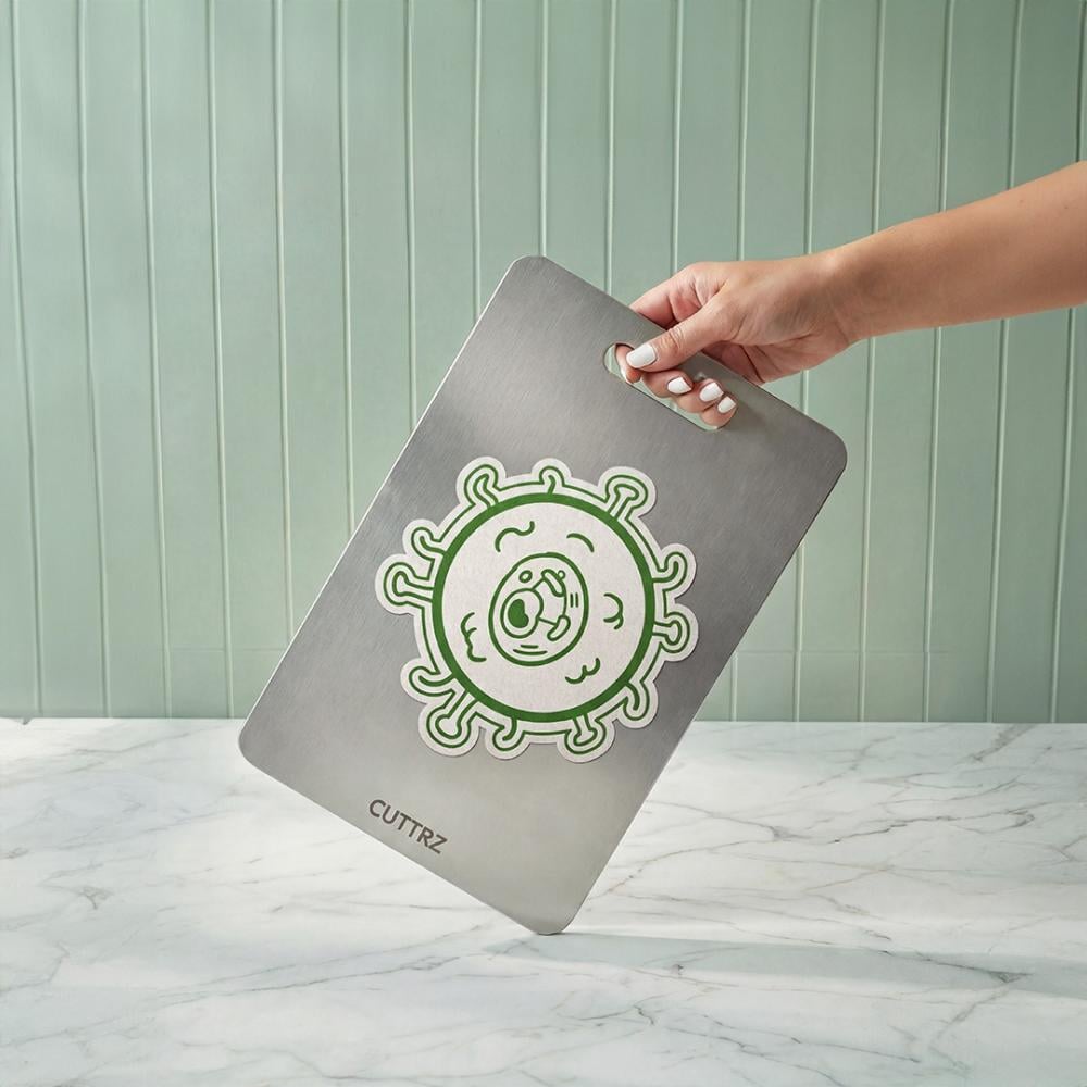 خطر غير مرئي في مطبخك: كيف يتحول لوح التقطيع إلى مصدر للبكتيريا؟