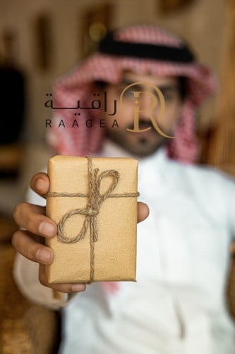 تغليف هدية مع كرت اهداء