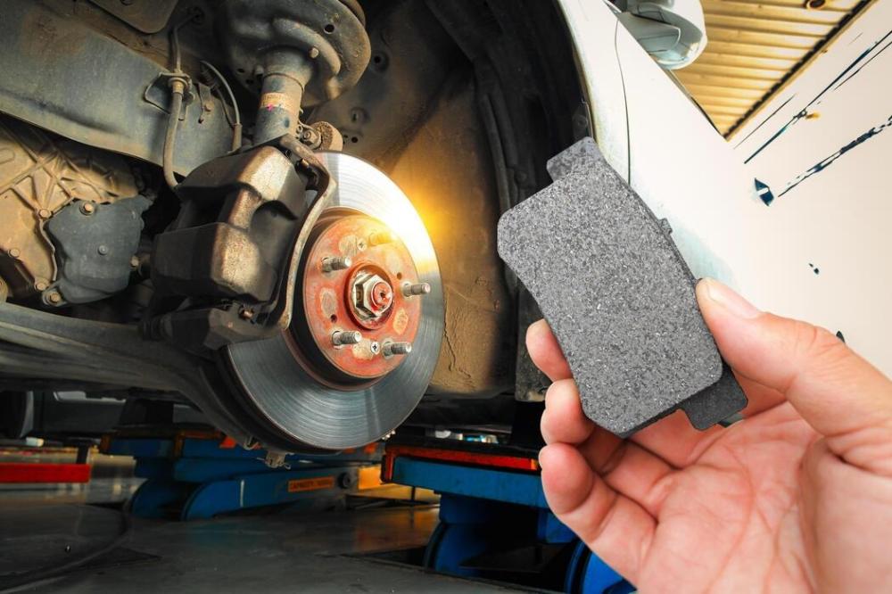 5 علامات تلف فحمات الفرامل لا تتجاهلها أبداً: دليلك للأمان