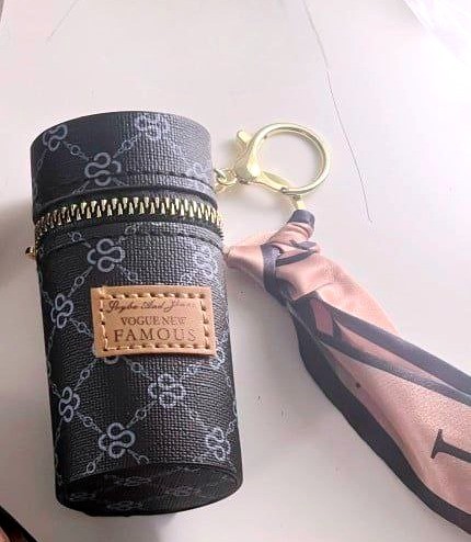 ميداليه حقيبة عطر أو روج أسود