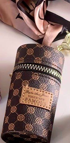 ميداليه حقيبة عطر أو روج بـــنـــي