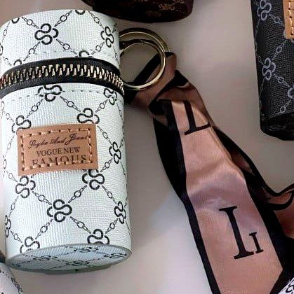 ميداليه حقيبة عطر أو روج أبيض