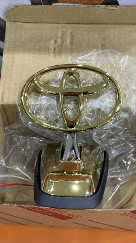 تمثال كبوت صالون ذهبي