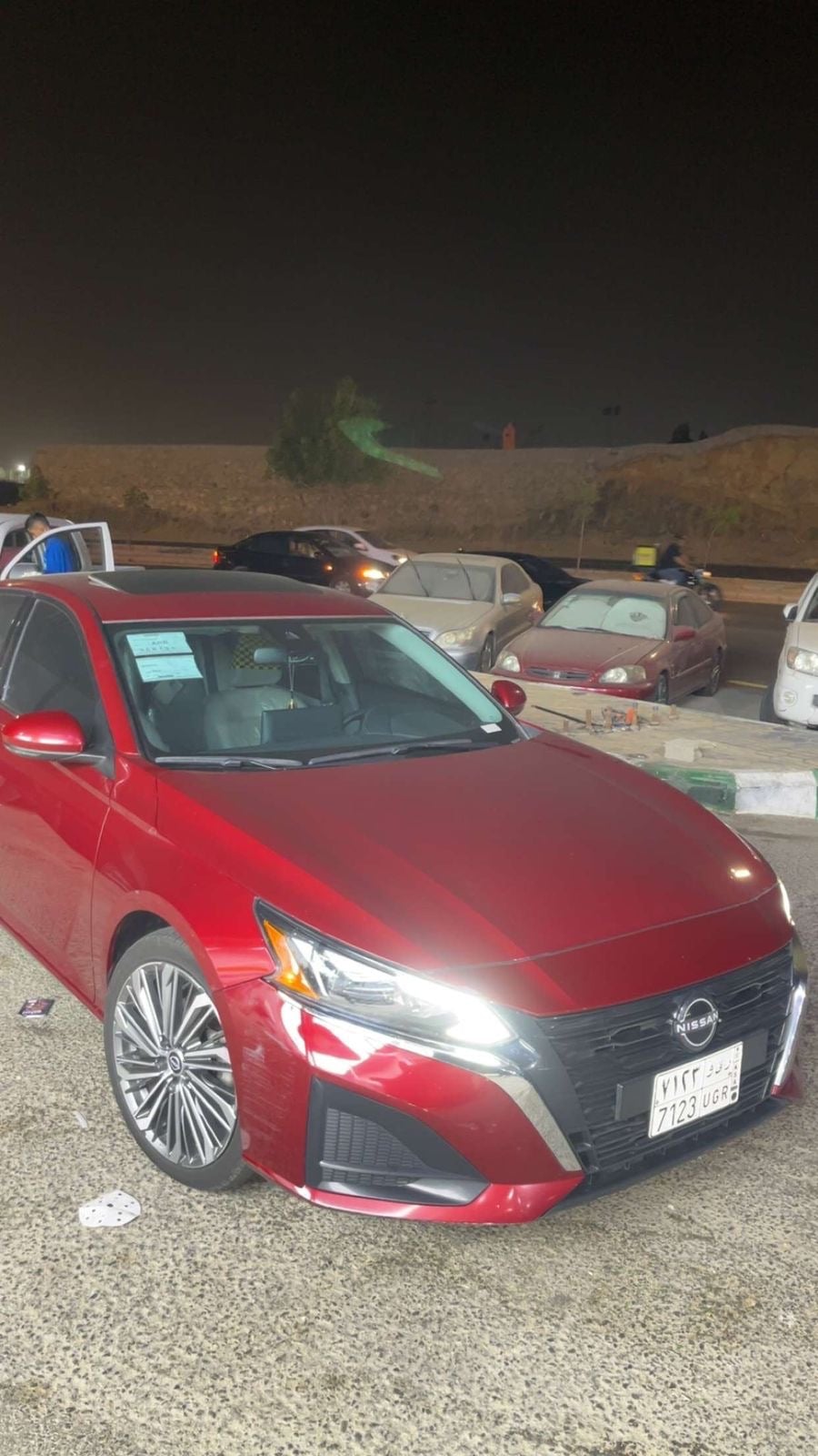 قلم بوية مزيل خدوس التيما احمر غامق