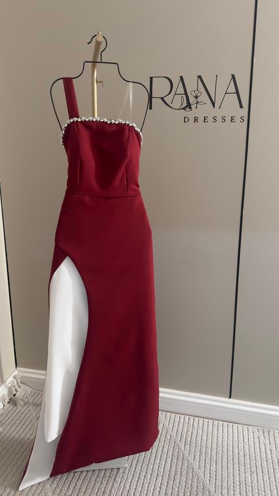 فستان ناعم احمر مع ابيض مزين بكريستال على الصدر