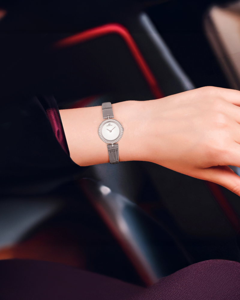 ساعة نسائية ماركة دايموند هيل موديل فضي جلد رمادي BJ170185L