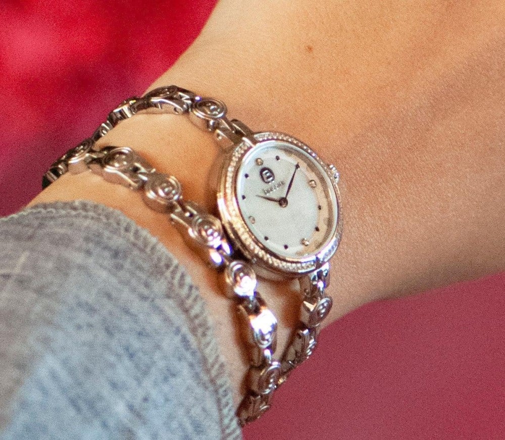 ساعة نسائية مع سوار من ماركة بوسيني العالمية