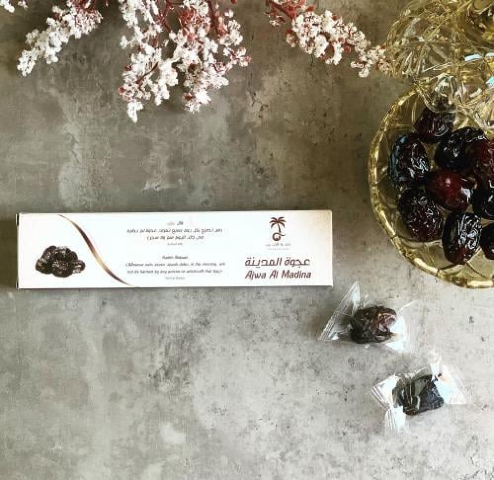 كيف يؤثر الهيل والزعفران على فوائد تمر عجوة