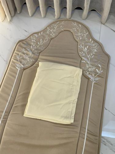 طقم الزهور البيج