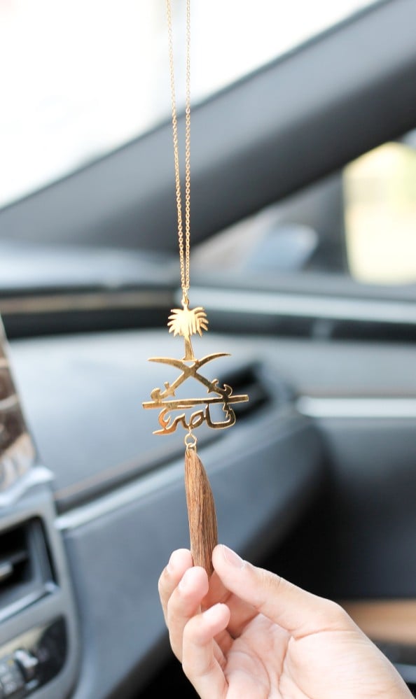 تعليقة سيفين ونخلة شعار المملكة مع كسرة العود