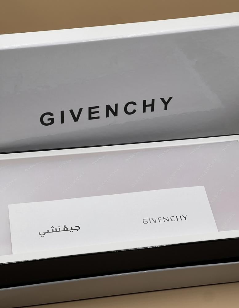 شماغ جفنشي اصدار خاص خط كحلي GIVENCHY