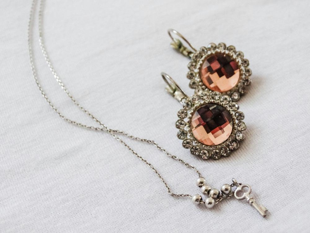 الحلق والسلاسل: لمسة سحرية على إطلالتك